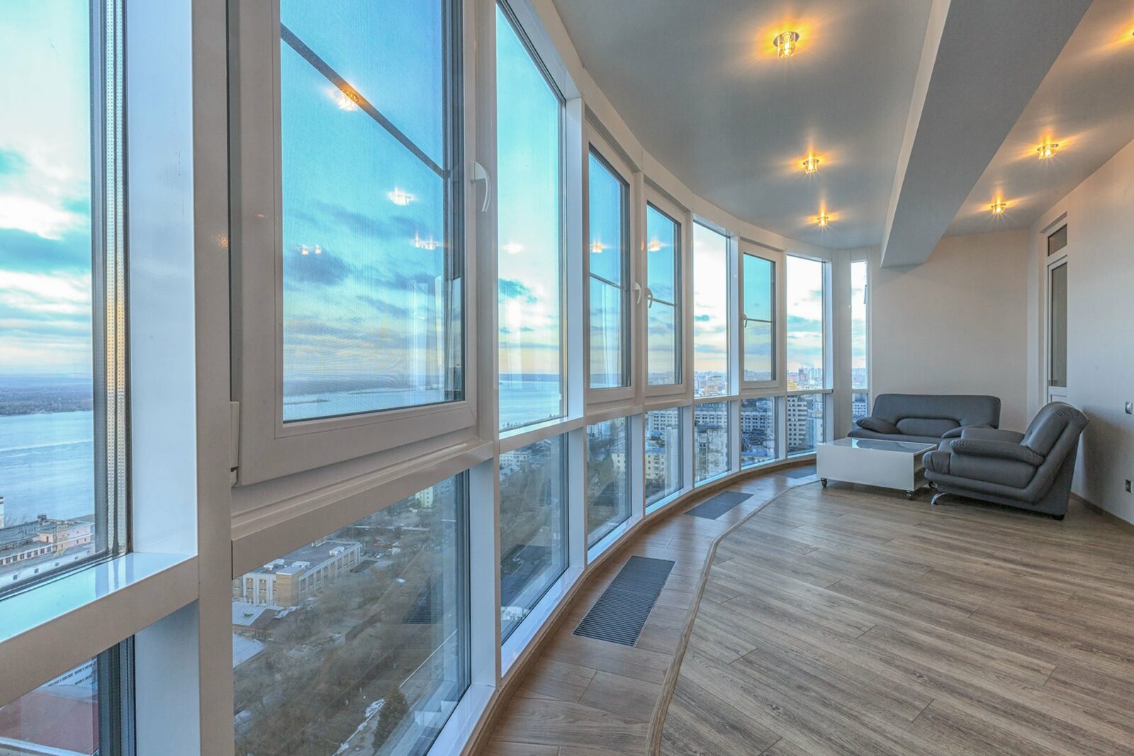 панорамные окна на балконе фото